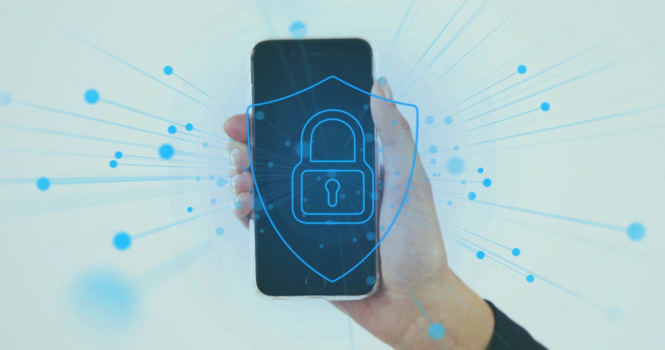 Donna che tiene uno smartphone, attivando particelle blu che formano uno scudo e un lucchetto per proteggere il telefono.