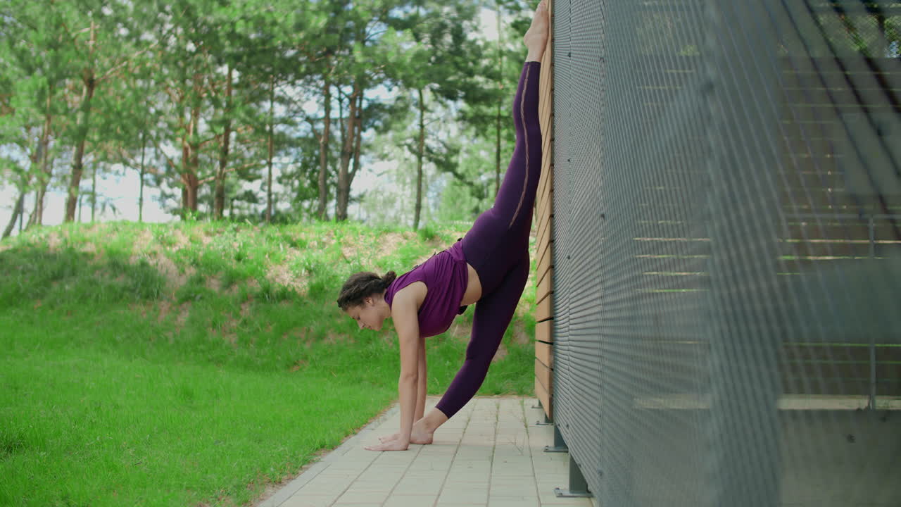 야외 에서 요가 를 연습 하는 여자