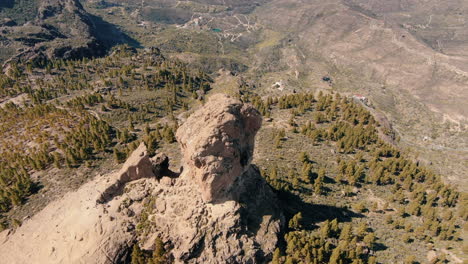 Fantastische-Luftaufnahme-Nahe-Der-Spitze-Des-Berühmten-Roque-Nublo-Auf-Der-Insel-Gran-Canaria-Und-An-Einem-Sonnigen-Tag