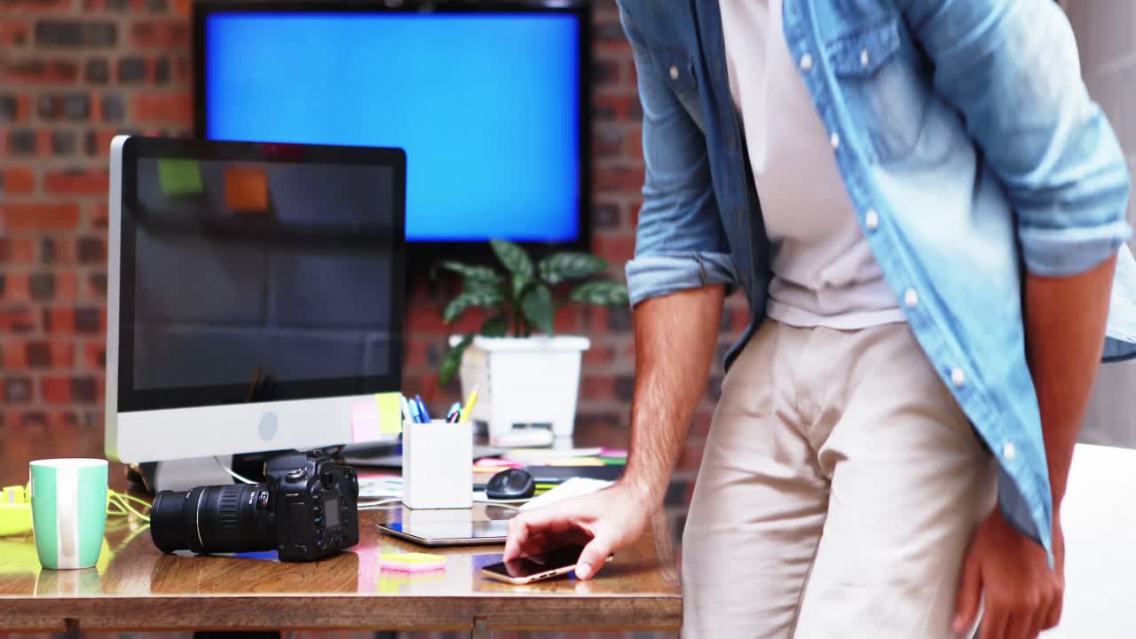 l'uomo di lavoro sul computer