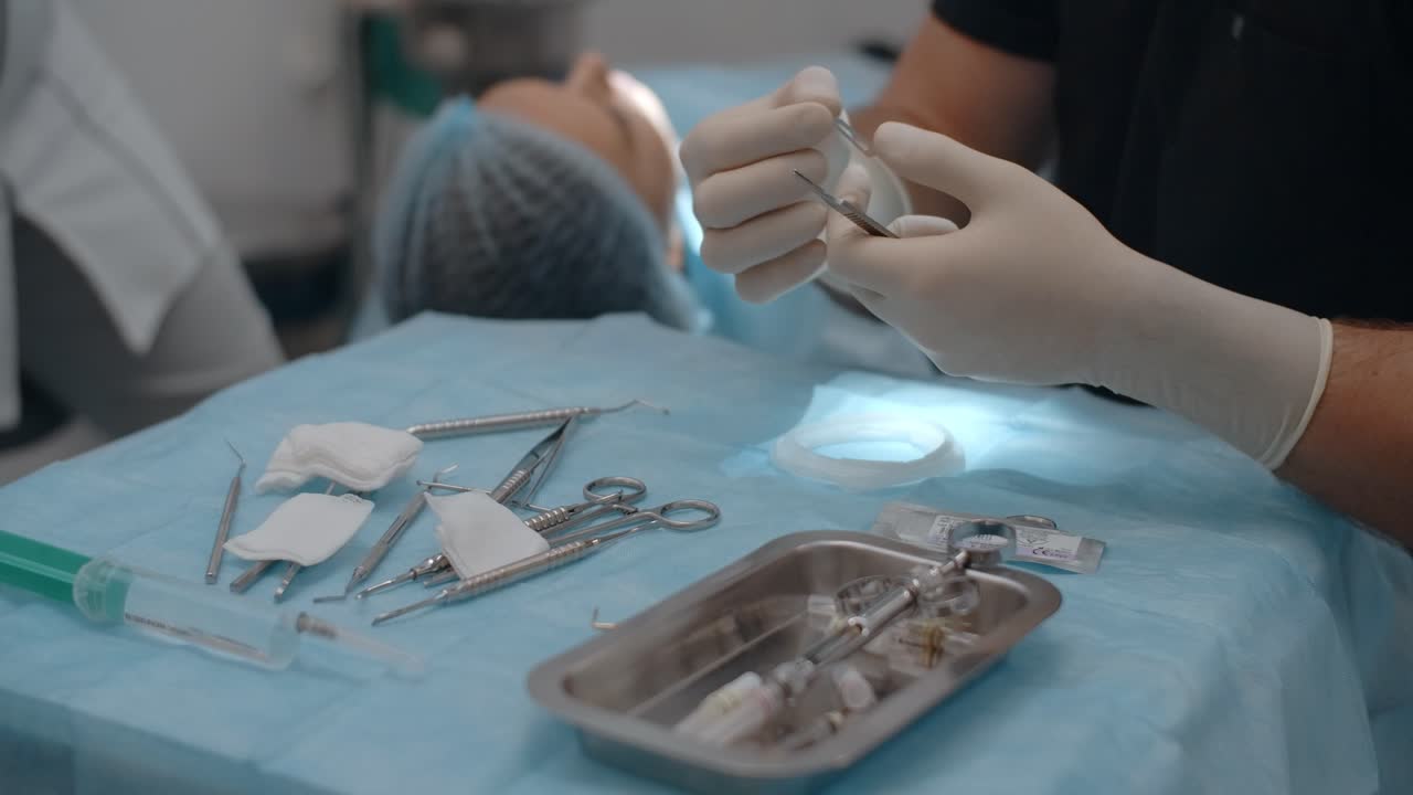 dentista que realiza un procedimiento dental