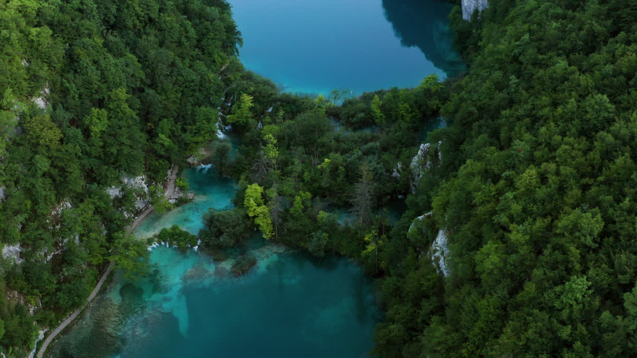 exuberantes vegetaciones en cañones de piedra caliza en el parque nacional de los lagos de plitvice en croacia