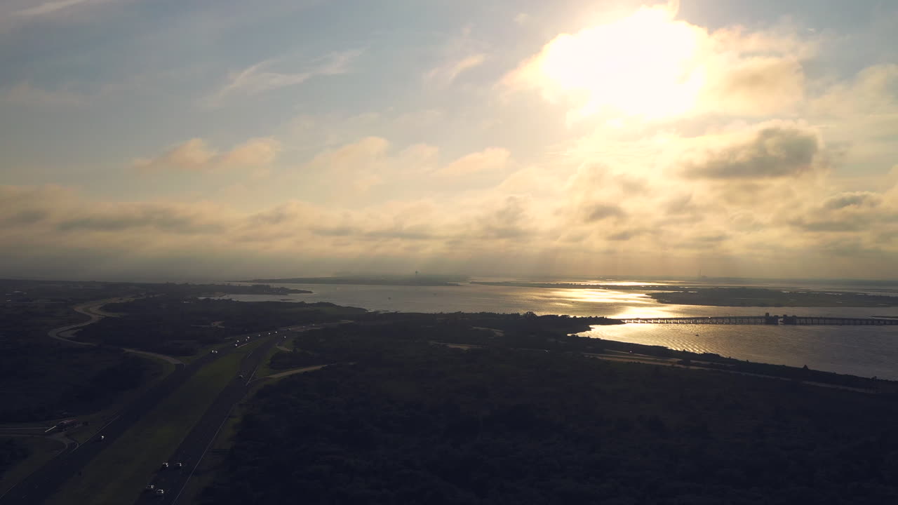 습지 바로 위의 공중 팬 - 뉴욕 존스 비치에서 황금빛 일몰을 마주한 도로