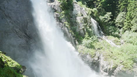 großer wasserfall in den wäldern der italienischen alpen in zeitlupe 100 fps