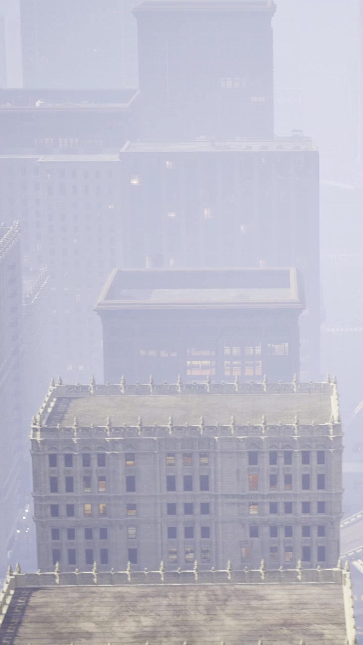 Vista dello skyline nebbioso sui palazzi della città nelle prime ore del mattino.