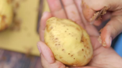 cerca de una rebanada de patata cruda en un plato ,