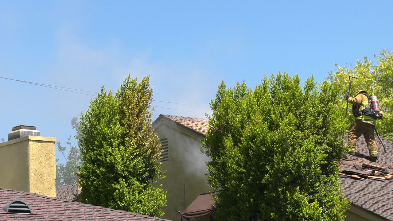 소방관은 집 화재에서 작동