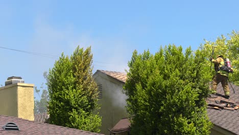 los bomberos trabajan en el incendio de la casa