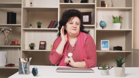 old-woman-with-a-sad-expression-clutches-her-head,-massaging-her-temples,-trying-to-alleviate-the-headache-and-migraine