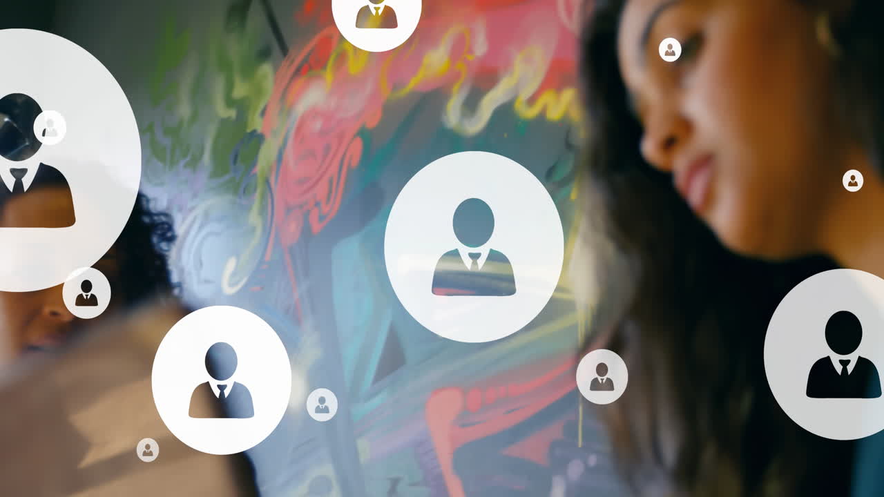 animación de iconos digitales con procesamiento de datos sobre mujer de negocios caucásica en la oficina