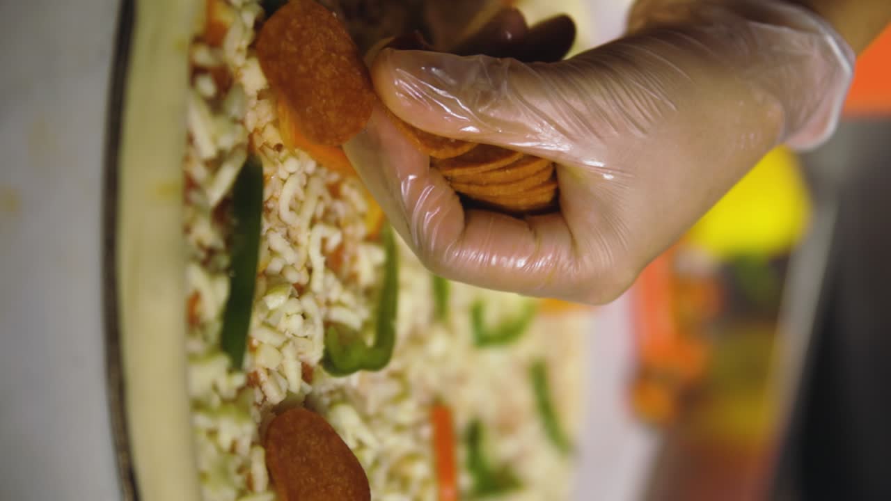 el topping pepperoni en la pizza video vertical