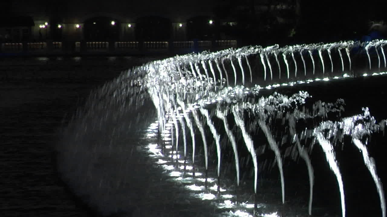 대형 애니메이션 야외 분수가 밤에 빛납니다.