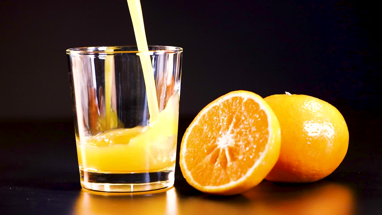 Succo che viene versato in un bicchiere