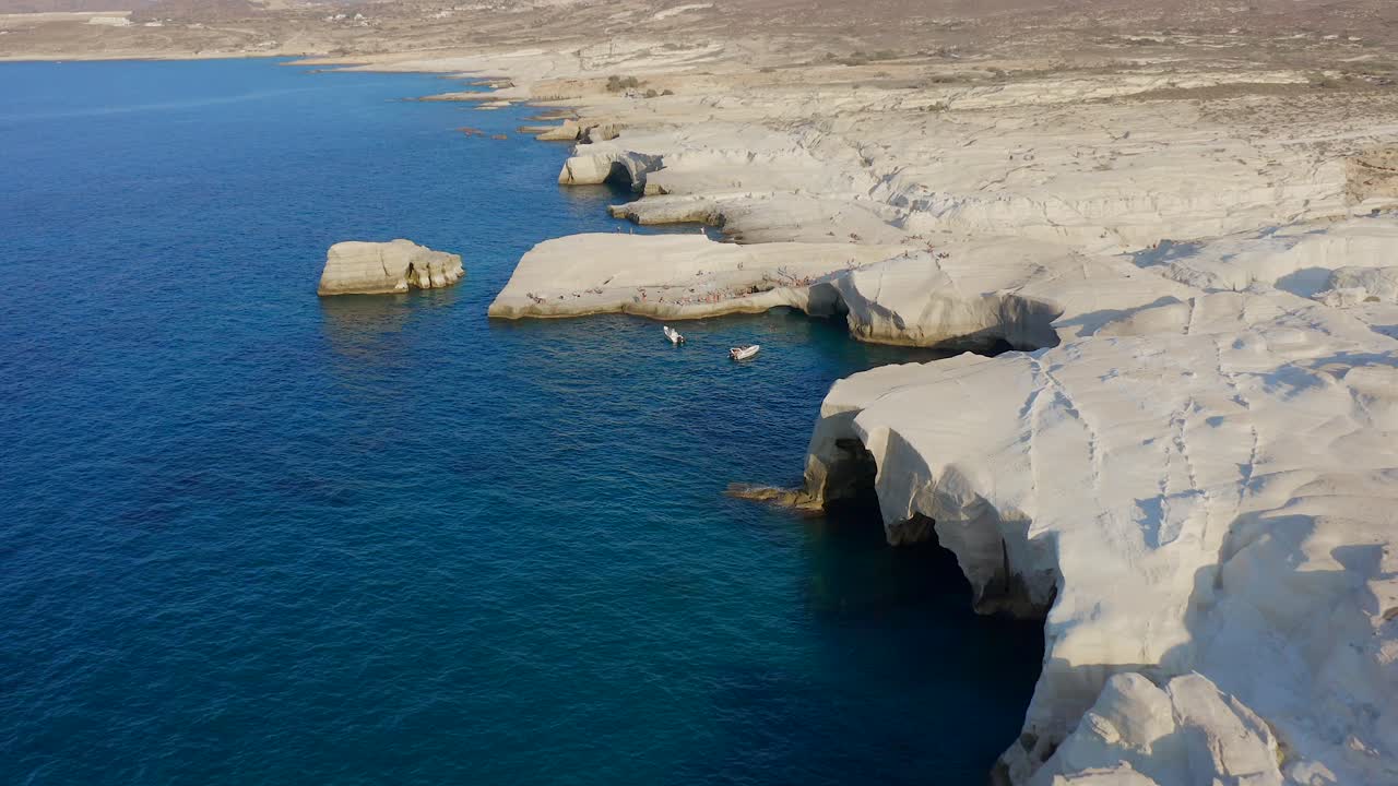 sarakiniko beach drone revela playa, milos island grecia