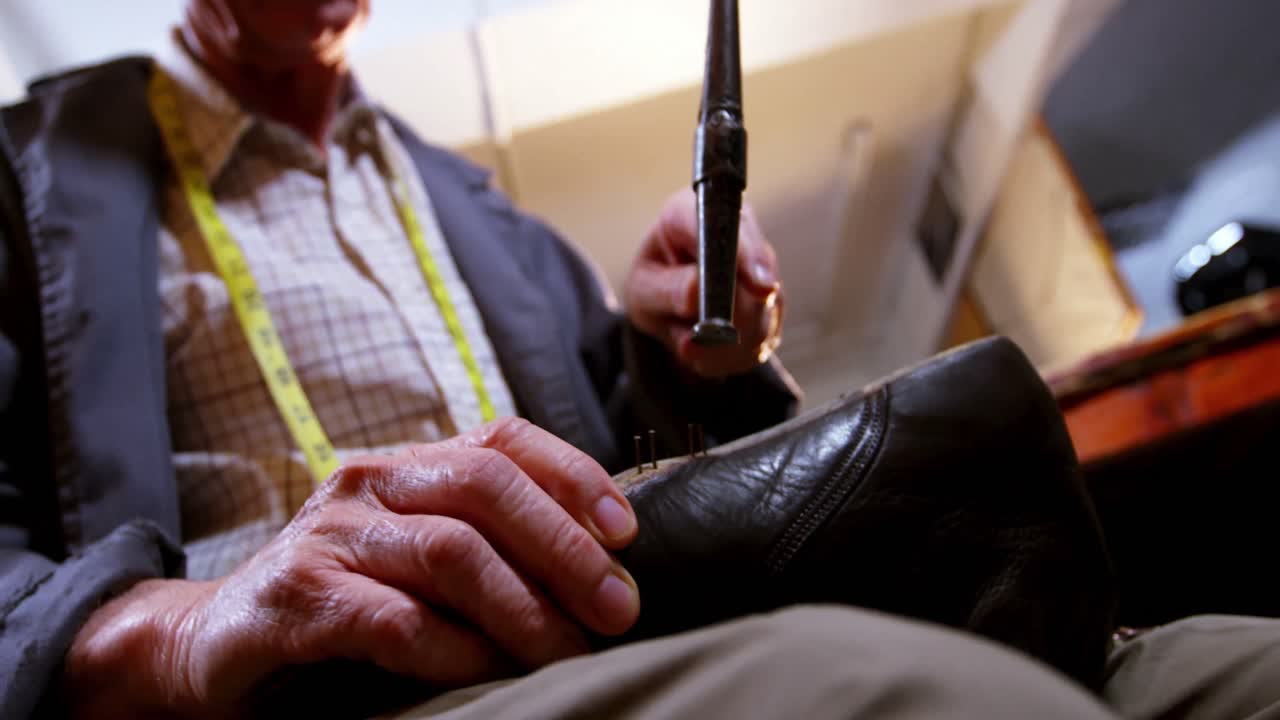 zapatero golpeando un zapato