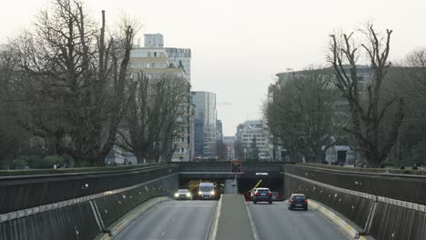 túnel del parque del cincuentenario de bruselas al atardecer