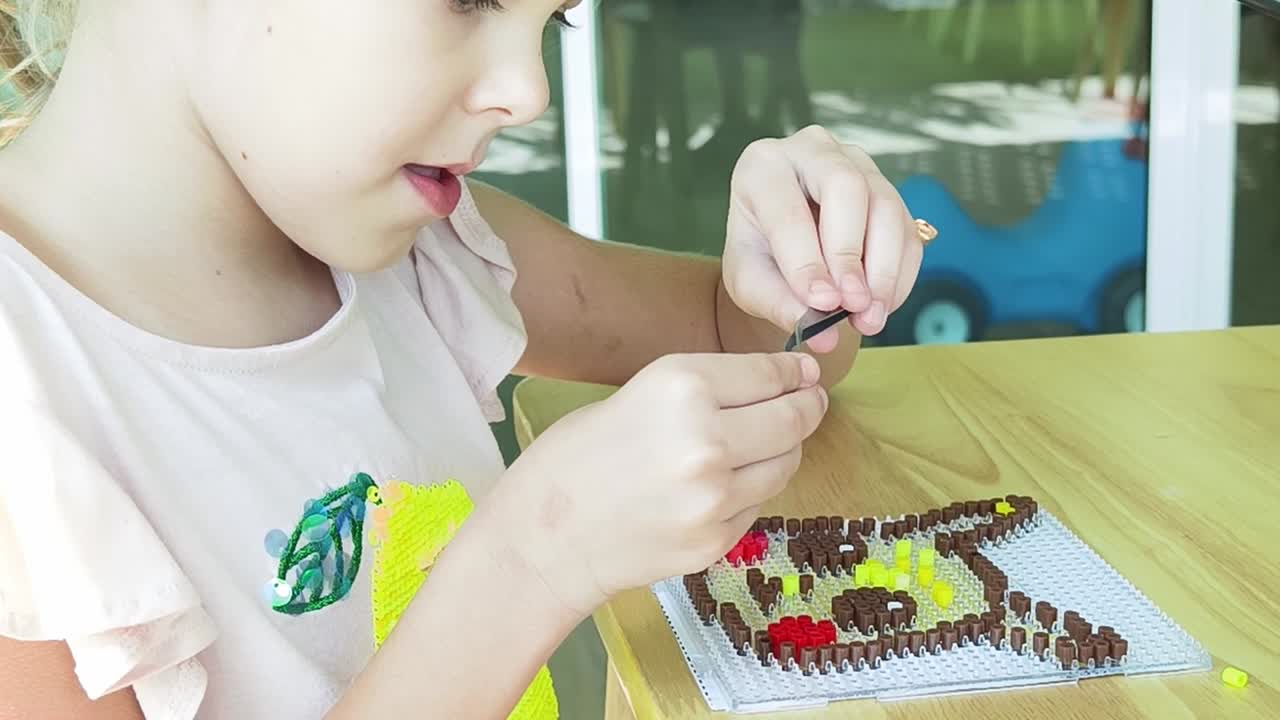 una chica haciendo pixel art.