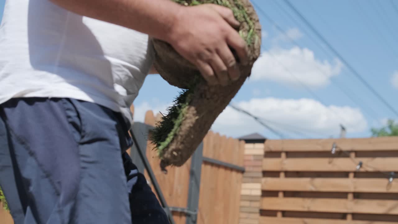 정원사 가 자연 잔디 잔디 를 굴러 놓고 있다