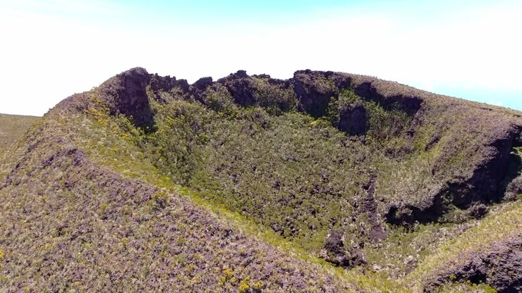 Francia, Isola della Riunione, crateri di Puys Ramond. Vista aerea delle formazioni vulcaniche. Verso il cratere verde