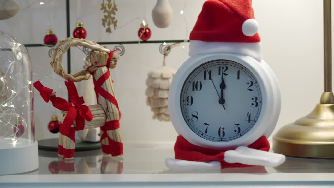 새해 전날 밤 반까지 카운트다운 크리스마스 조명 배경 크리스마스 선물 사이의 금속 크리스마스 트리 크리스마스 시즌