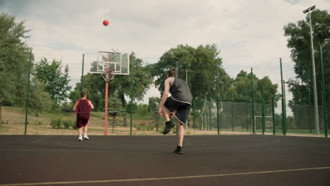 Zwei-Männliche-Basketballspieler-Trainieren-Gemeinsam-Auf-Einem-Basketballplatz-Im-Freien