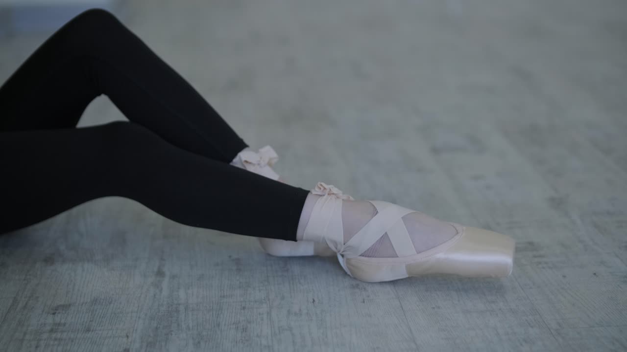 joven bailarina practicando movimientos de baile en el estudio