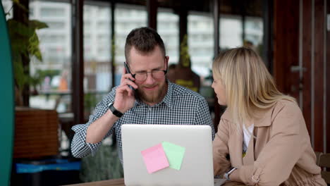 socios comerciales que colaboran al aire libre