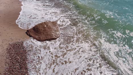 Relajantes-Olas-Salvajes-Del-Mar-De-Baltia-Antena-Del-Océano-Atlántico