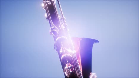 saxofón tenor dorado sobre fondo azul con luz