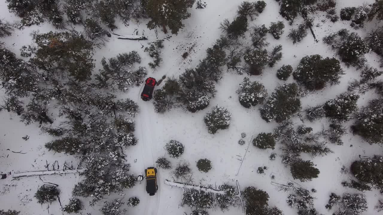 emociones de invierno: aventura fuera de carretera en jeep rojo