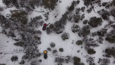 Nervenkitzel-Im-Winter:-Offroad-Abenteuer-Im-Roten-Jeep