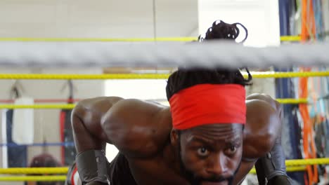 boxeador masculino haciendo ejercicio en el ring de boxeo 4k