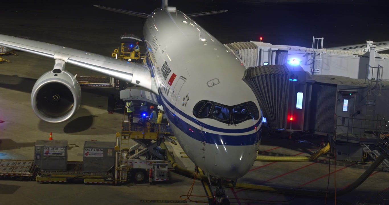 Personale di terra che carica merci su un aereo passeggeri di notte