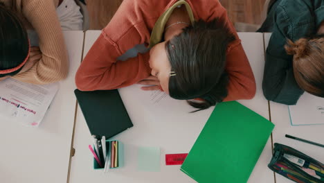 cansado, durmiendo y vista de arriba de los estudiantes