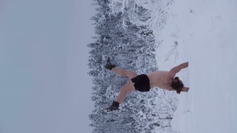 Ein-Mann-Macht-Einen-Handstand-Mitten-Im-Tiefen-Schnee---Vertikale-Aufnahme