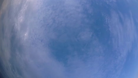 Cielo-Azul-Y-Capa-De-Nubes-Moviéndose-En-Una-Hermosa-Tarde-Soleada