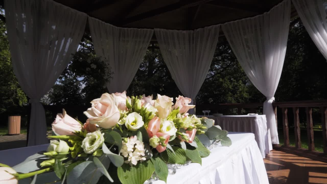 jaunmoku 성의 테이블에 결혼식 꽃 장식의 느린 움직임 클로즈업