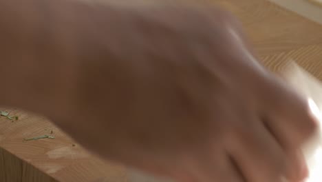 limpieza de la tabla de cortar con una toalla de papel