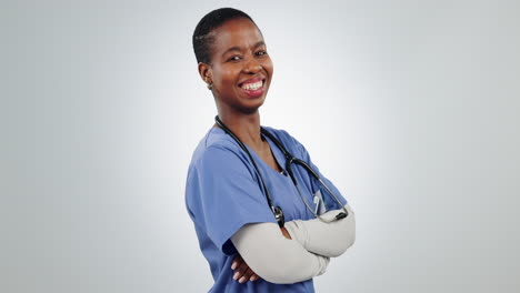 Mujer-Negra,-Enfermera-Con-Los-Brazos-Cruzados