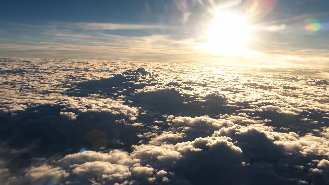 Una splendida vista aerea di nuvole a zucchero filato immerse nel bagliore dorato di un sole al tramonto, che cattura la bellezza del cielo della natura in due inquadrature