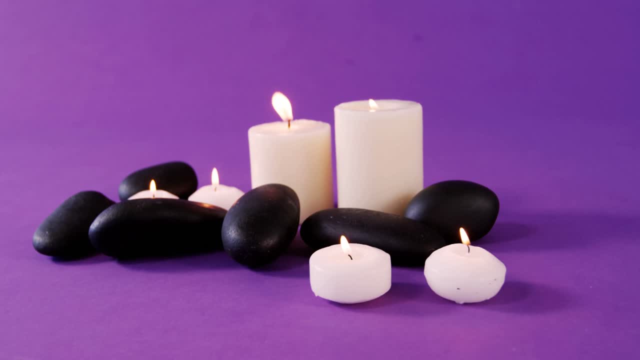 piedras y velas en la mesa