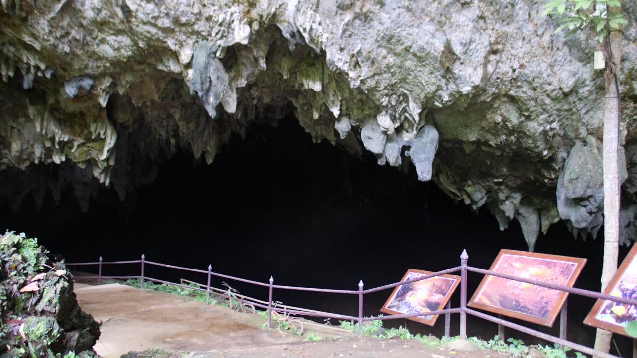Entrance to Tham Luang Nang Non Cave in Chiang Rai National Park