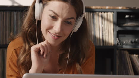 Hermosa-Mujer-En-Casa-Hablando-Con-Un-Amigo-En-Una-Aplicación-De-Internet-En-Una-Computadora-Portátil-Tirada-En-El-Suelo-Relajada