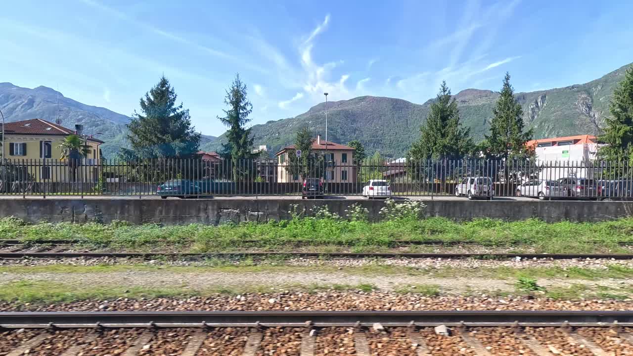 밀라노 의 기차 에서 볼 수 있는 풍경