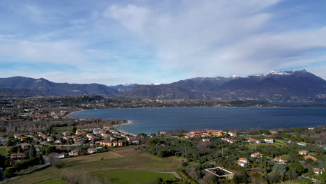 Drone-Vista-Aérea-Lago-De-Garda-Italia-Verano-Sol