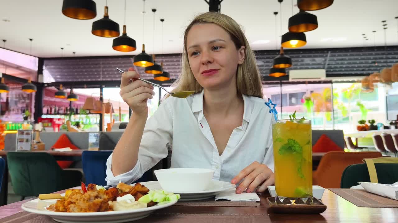 mujer disfrutando de una comida en un restaurante