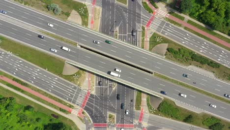 antena de carretera con coches y camiones camión vista aérea en movimiento 4k