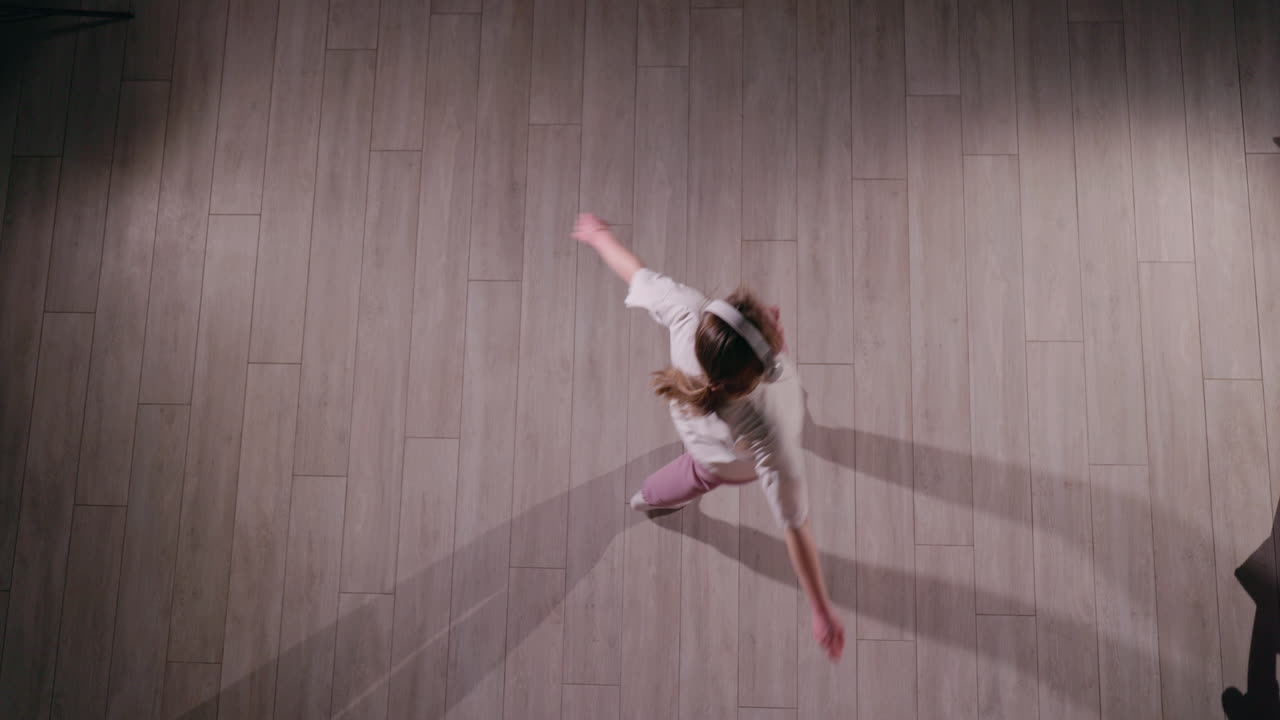 Ragazza che balla a ritmo di musica a casa