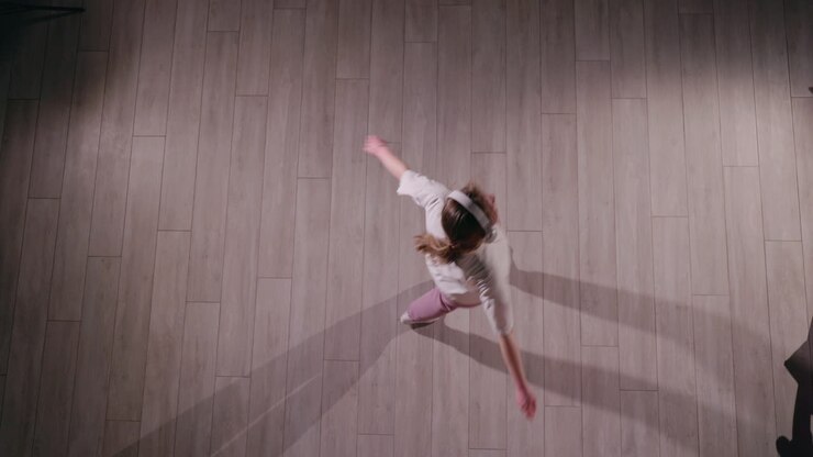 Ragazza che balla a ritmo di musica a casa