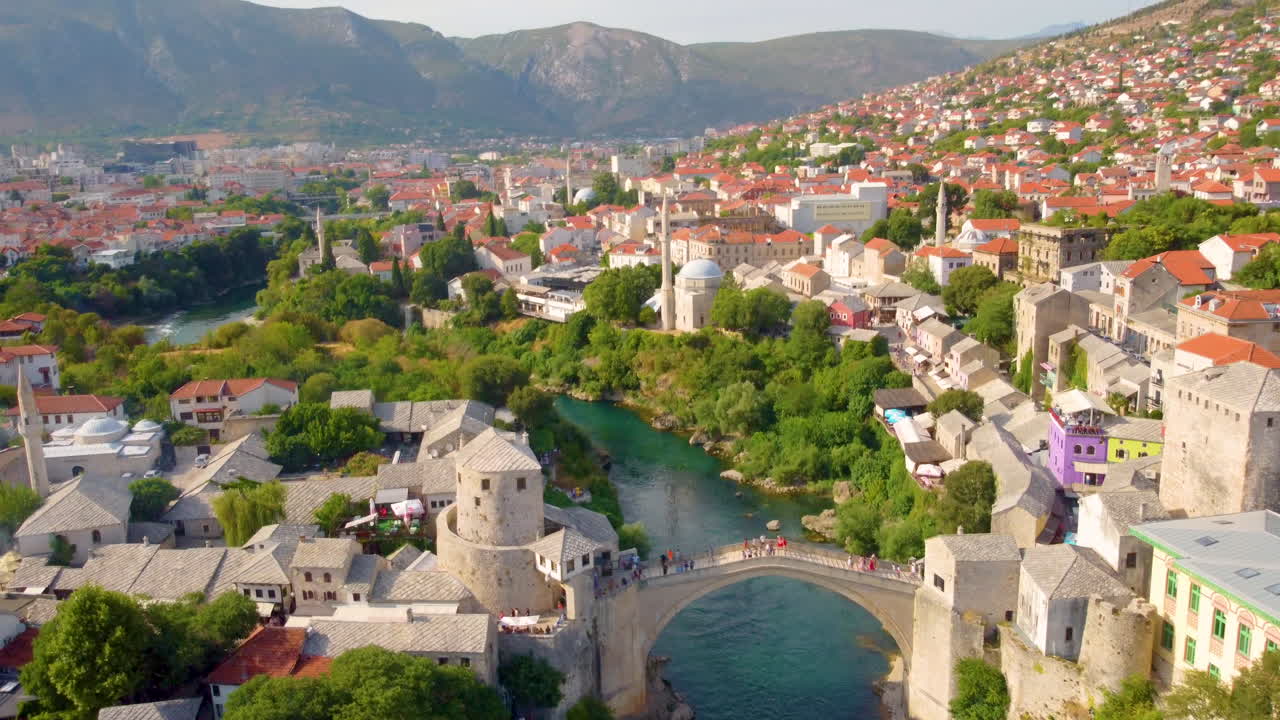 antena del puente mostar reconstruido en la ciudad histórica a lo largo del río neretva en bosnia y herzegovina